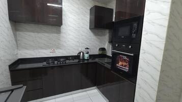 Full-size fridge, microwave, oven, cookware/dishes/utensils