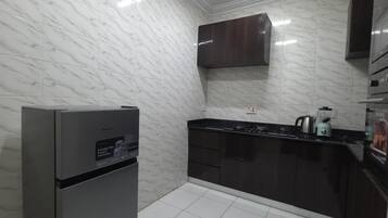 Full-size fridge, microwave, oven, cookware/dishes/utensils