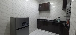 Full-size fridge, microwave, oven, cookware/dishes/utensils