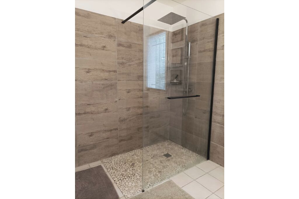 Douche, sèche-cheveux, savon, papier toilette