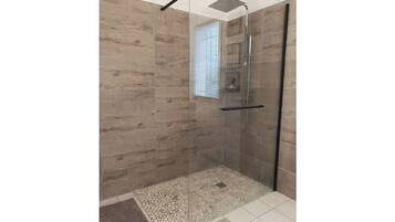 Douche, sèche-cheveux, savon, papier toilette