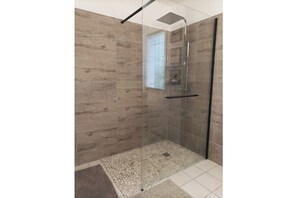 Shower, hair dryer, soap, toilet paper - Spacious "la falaise" house in the beautiful listed village of Balazuc (Balazuc)