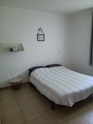 4 habitaciones, escritorio y tabla de planchar con plancha 