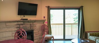 Charming 2-bedroom condo in lovely Mishicot only 32 miles from Green Bay!