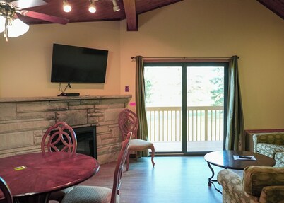 Charming 2-bedroom condo in lovely Mishicot only 32 miles from Green Bay!