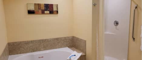 SĂšche-cheveux, serviettes fournies, savon, papier toilette