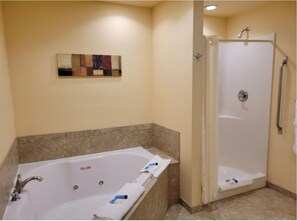 Secadora de cabello, toallas, jabón, papel de baño 