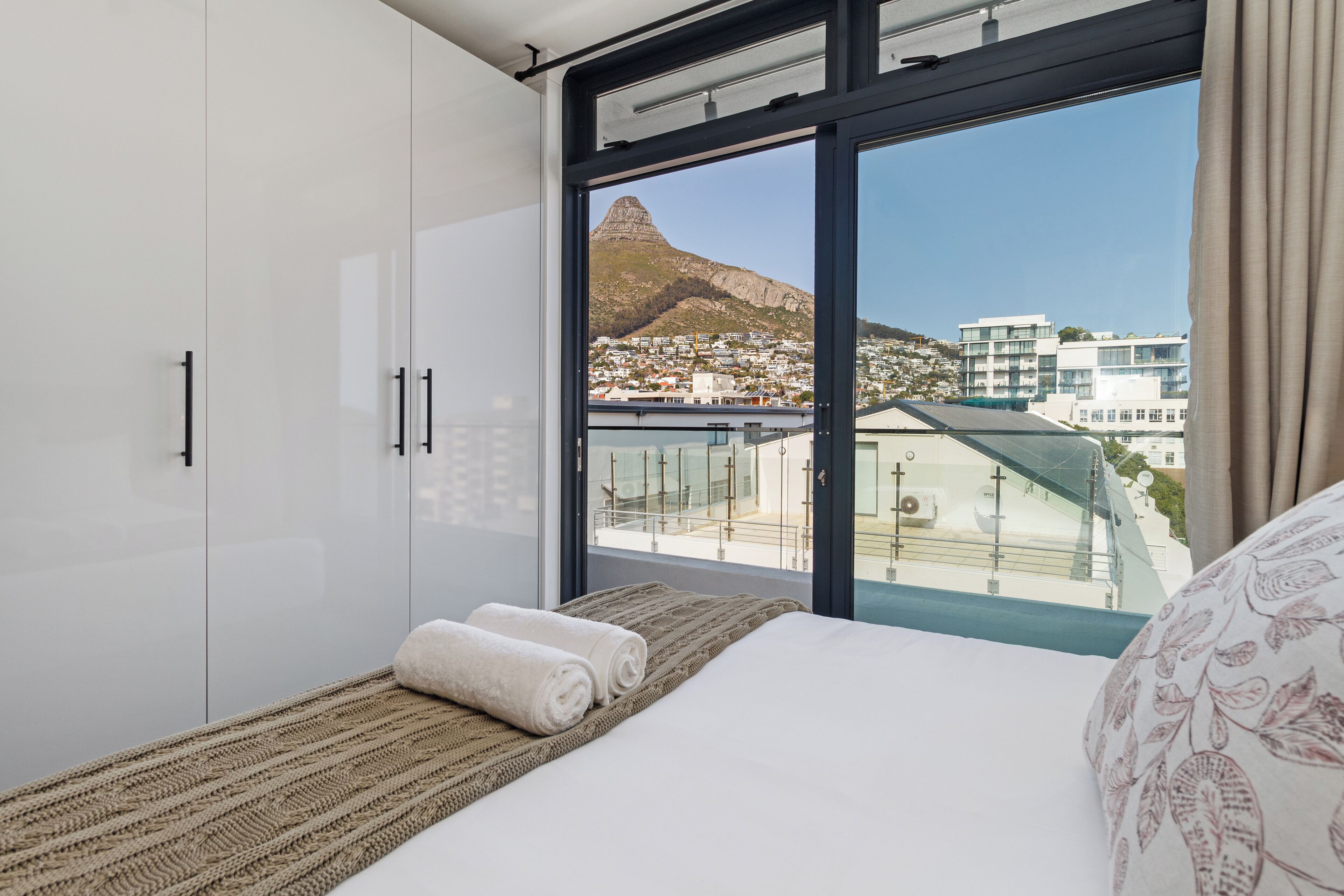 1 sovrum, värdeförvaringsskåp på rummet och skrivbord