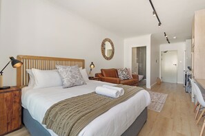 1 chambre, coffre-fort, bureau, fer et planche à repasser