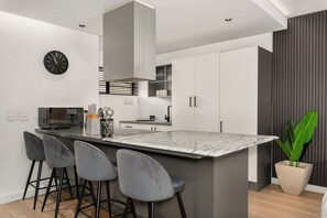 Fridge, microwave, stovetop, dishwasher