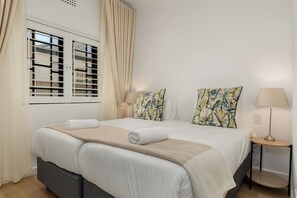 3 bedrooms, in-room safe, iron/ironing board, WiFi - Contemporary Green Point | Calm, Exclusive Stay (Cape Town)
