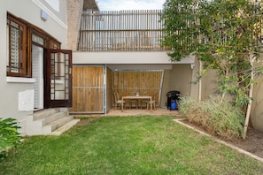 Outdoor dining - Contemporary Green Point | Calm, Exclusive Stay (Cape Town)