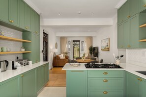 Fridge, microwave, oven, stovetop - Contemporary Green Point | Calm, Exclusive Stay (Cape Town)