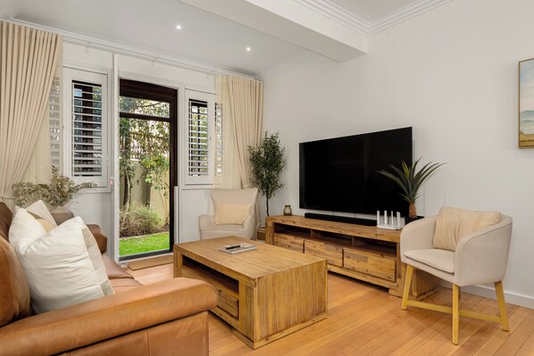 TV - Contemporary Green Point | Calm, Exclusive Stay (Cape Town)