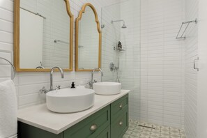 Shower, hair dryer, towels, soap - Contemporary Green Point | Calm, Exclusive Stay (Cape Town)
