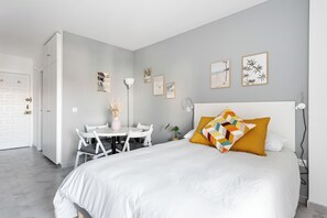 Studio, Balcony | Living area