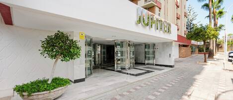 Vista frontal de la propiedad