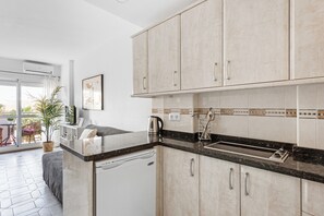 Studio, Balcony | Private kitchen