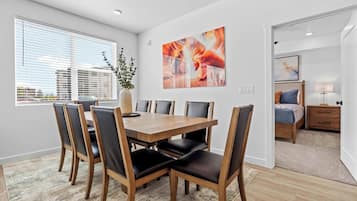 Condo, Multiple Beds, Kitchen (Easy Escape) | Dining