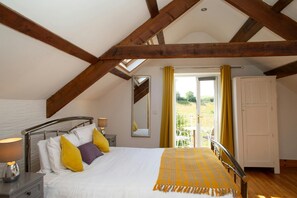 2 bedrooms, travel crib, free WiFi, bed sheets