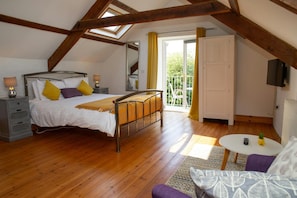 2 bedrooms, travel cot, free WiFi, bed sheets