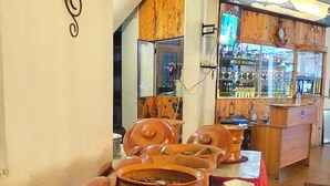 Montaje de bufé con varios platos de comida y una barra de fondo.