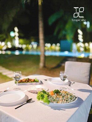 Food and drink - Lake View Resort by Tropicube (Pamunugama)