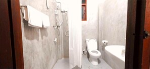 Ducha, pantuflas, bidet, toallas