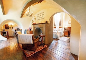 1 bedroom, bed sheets