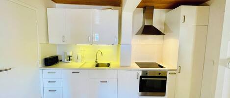 Kjøleskap, mikrobølgeovn, ovn og kokeplater