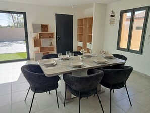 Dining - Vacation home in rural village (Boisset-et-Gaujac)