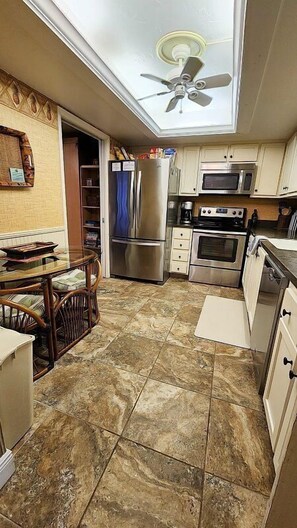 Private kitchen - Quiet, peaceful, and relaxing all describe Island Winds condo 1022 located Fort Myers Beach. (Fort Myers Beach)