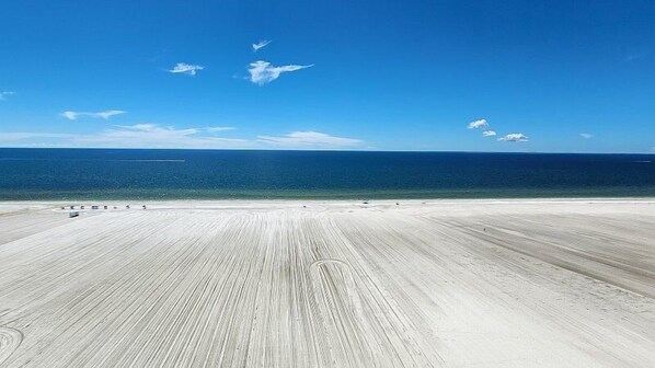 Beach - Island Winds condo 524 is an exceptional sixth-floor vacation condo rental boasting expansive Gulf and pool views. (Fort Myers Beach)