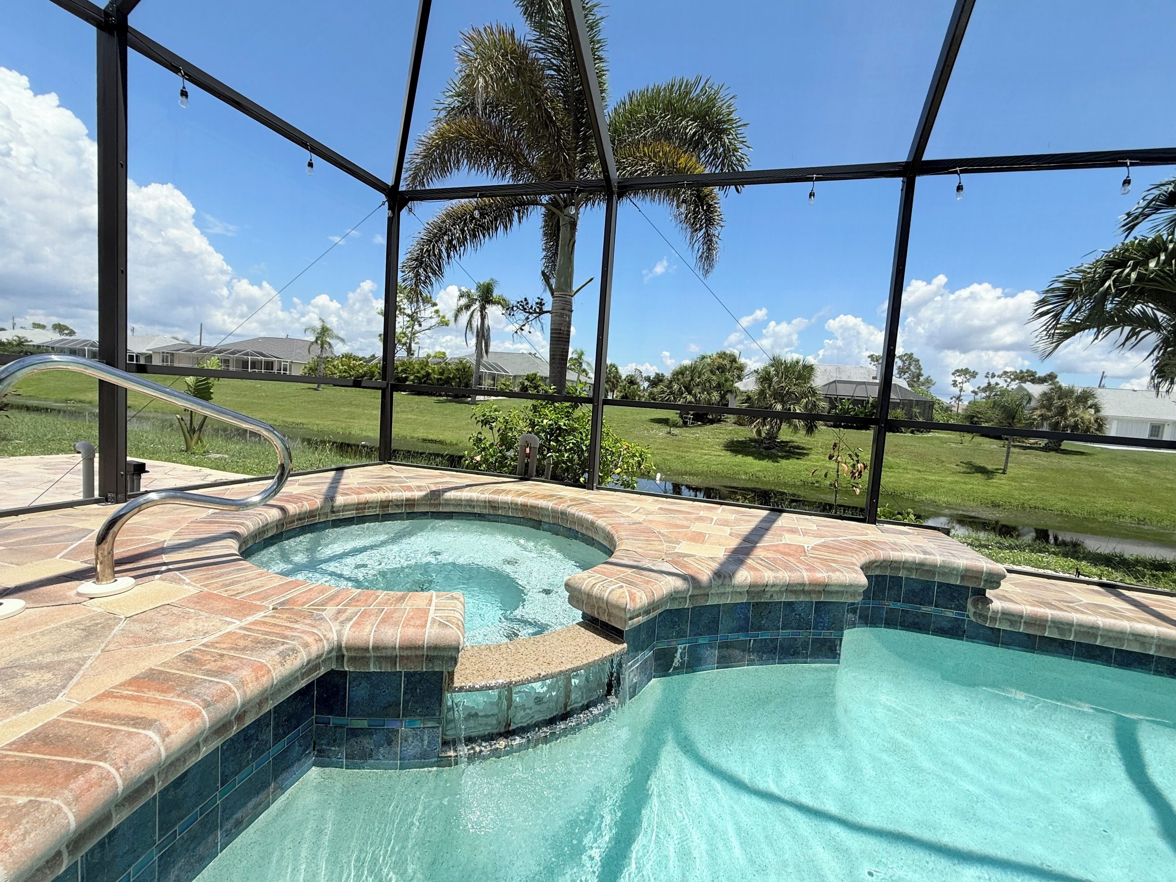 Una piscina al aire libre, una piscina climatizada