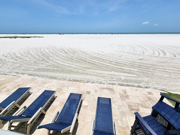 Beach - Island Winds condo 601 is an exceptional sixth-floor vacation condo rental boasting expansive Gulf and pool views. (Fort Myers Beach)