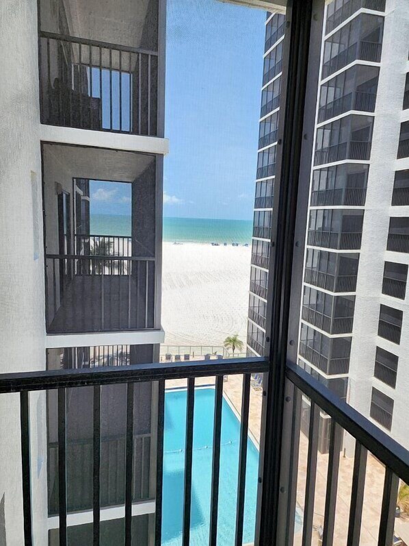 Property grounds - Island Winds condo 601 is an exceptional sixth-floor vacation condo rental boasting expansive Gulf and pool views. (Fort Myers Beach)