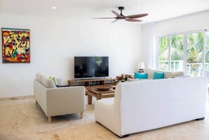 TV - Oceanfront Penthouse: Playa Coson (Samana)