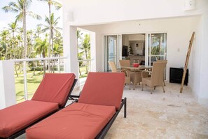 Outdoor dining - Beachfront penthouse: Bahia Coson, Samana RD (Las Terrenas)