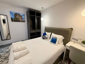 1 habitación, tabla de planchar con plancha, wifi gratis y ropa de cama 