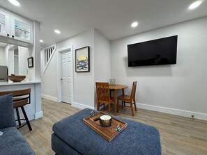 Smart TV - New Rental! Prime location in Hampton Bays, 1 Bed/1 Bath Townhome (Hampton Bays)