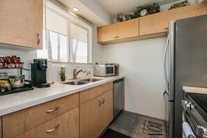 Fridge, microwave, oven, stovetop - Old Town Scottsdale 1 Bdrm Condo in Prime Location! (Scottsdale)