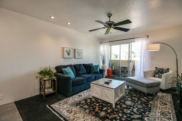 Living area - Old Town Scottsdale 1 Bdrm Condo in Prime Location! (Scottsdale)