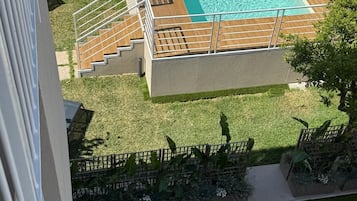 Piscine extérieure (ouverte en saison), chaises longues