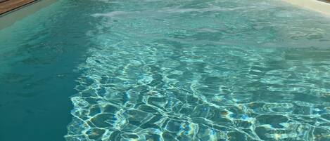 Piscine extérieure (ouverte en saison), chaises longues
