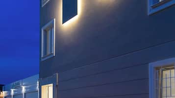 Fassade der Unterkunft – Abend/Nacht