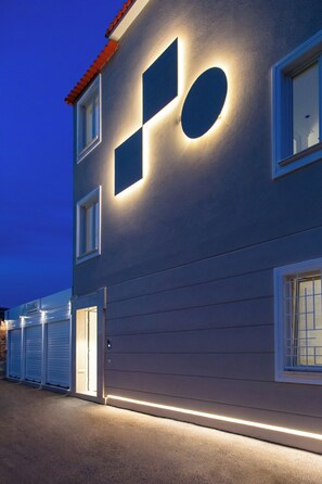 Fassade der Unterkunft – Abend/Nacht