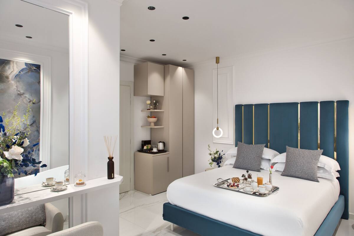 Une chambre à coucher moderne avec un grand lit, une table de chevet et une commode.
