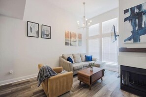 Living area - Cozy Condo 8 mins to DFW Airport (Irving)