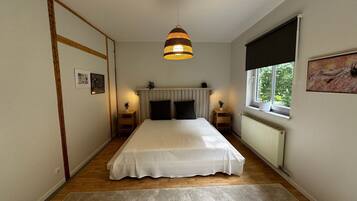 2 bedrooms, desk, iron/ironing board, free WiFi