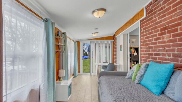 Une chambre à coucher avec un lit, un bureau et une vue sur l’extérieur.
